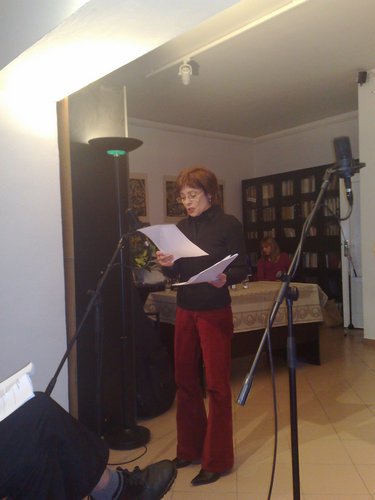 Venczel Vera Kulcsár Tibor verseit adja elő a Pozsonyi Casinóban.