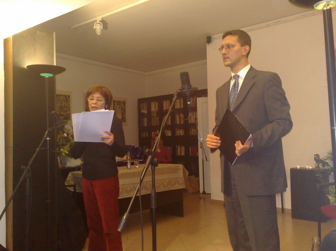 Venczel Vera és Juhász László Kulcsár Tibor verseit adja elő a Pozsonyi Casinóban.